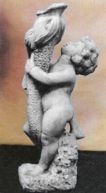 381/S - PUTTO CON DELFINO IN MARMO CEMENTO
