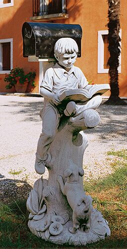AV584/DG - RAGAZZO CHE LEGGE IN MARMO CEMENTO + CASSETTA POSTALE