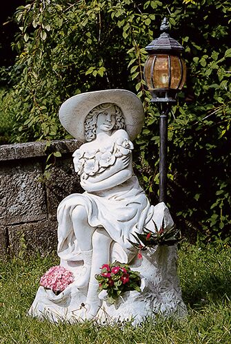 LA922/DG - RAGAZZA CON CAPPELLO E LAMPIONE IN MARMO CEMENTO