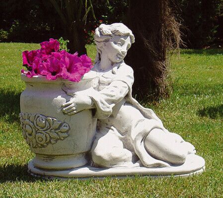 PU2083/DG - RAGAZZA CON VASO PORTAFIORI IN MARMO CEMENTO