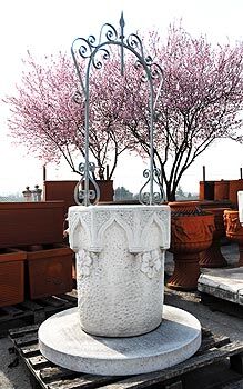 1083/S - POZZO ROMANICO IN MARMO CEMENTO