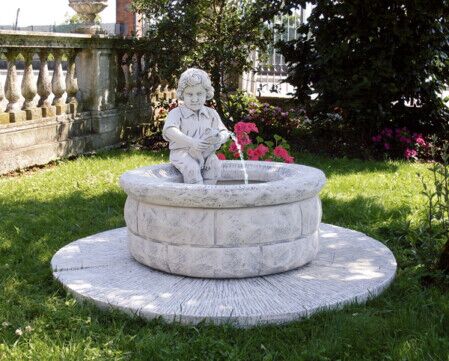 FO2702/DG - FONTANA BAMBINO SUL POZZO IN MARMO CEMENTO